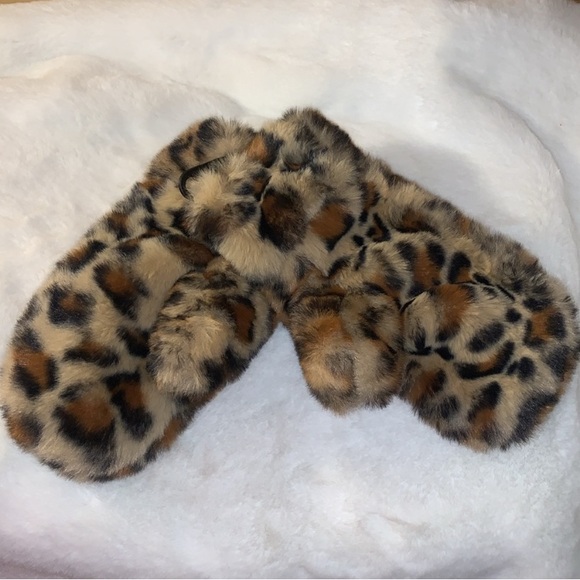 🍭 Soft, Luxurious, Fluffy Faux Fur Leopard Mittens NWT - Picture 3 of 6